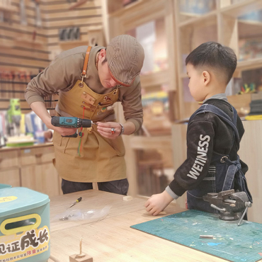 خشبية ولعب اطفال