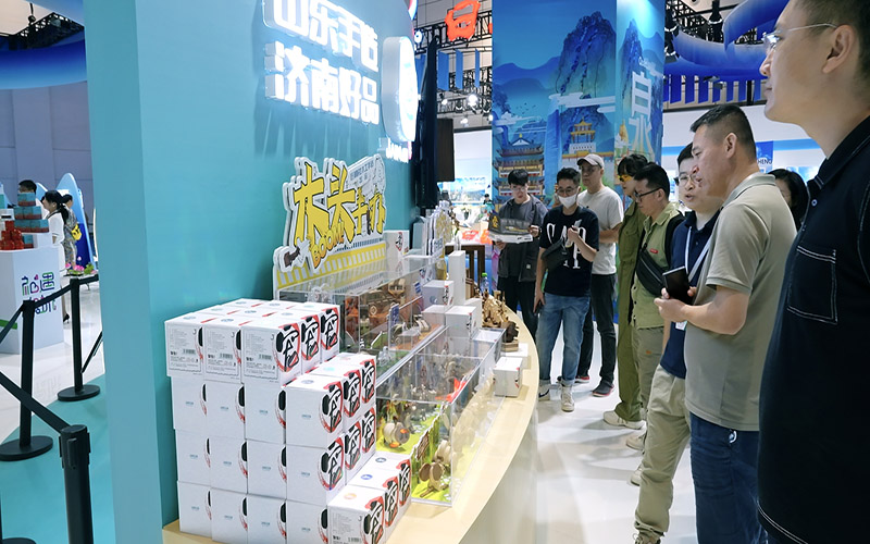 Eingeladene Einheiten des China Culture and Arts Festival am Ufer des Baikalsees Invited units of the China Culture and Arts Festival on the shores of Lake Baikal