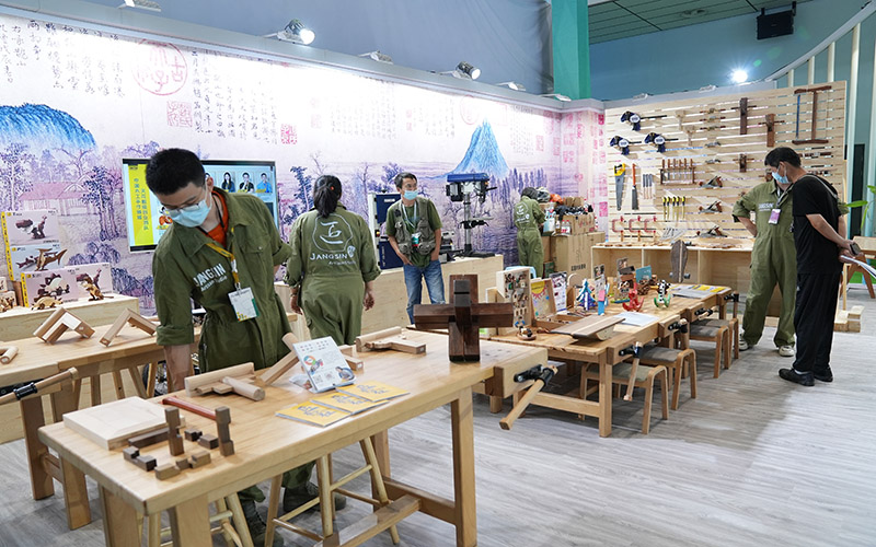 Exhibitors of the 3rd China International Culture and Tourism Expo and the 1st Chinese Traditional Crafts Conference