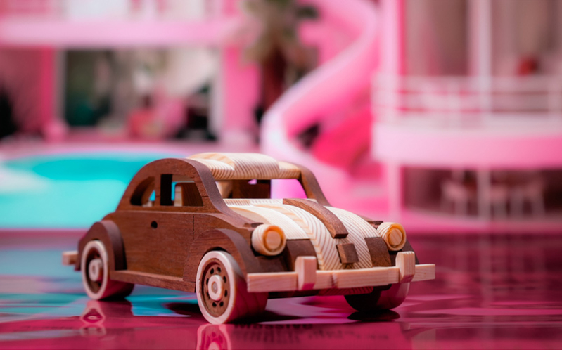 سيارة خشبية