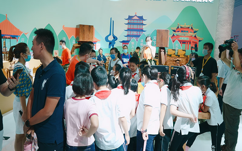 العارضون في معرض الصين الدولي الرابع للسياحة الثقافية والمؤتمر الثاني للحرف التقليدية الصينية Exhibitors of the 4th China International Cultural Tourism Expo and the 2nd Chinese Traditional Crafts Conference